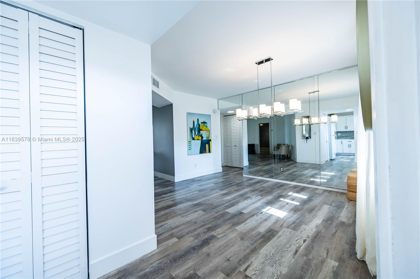DIAMOND CONDO - Residential
