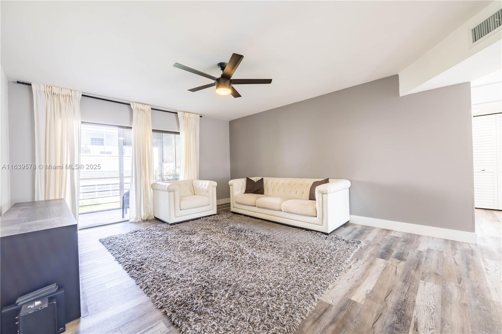 DIAMOND CONDO - Residential