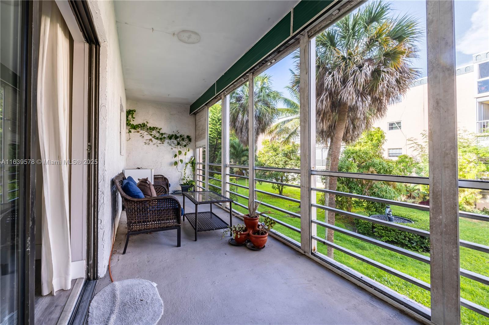 DIAMOND CONDO - Residential