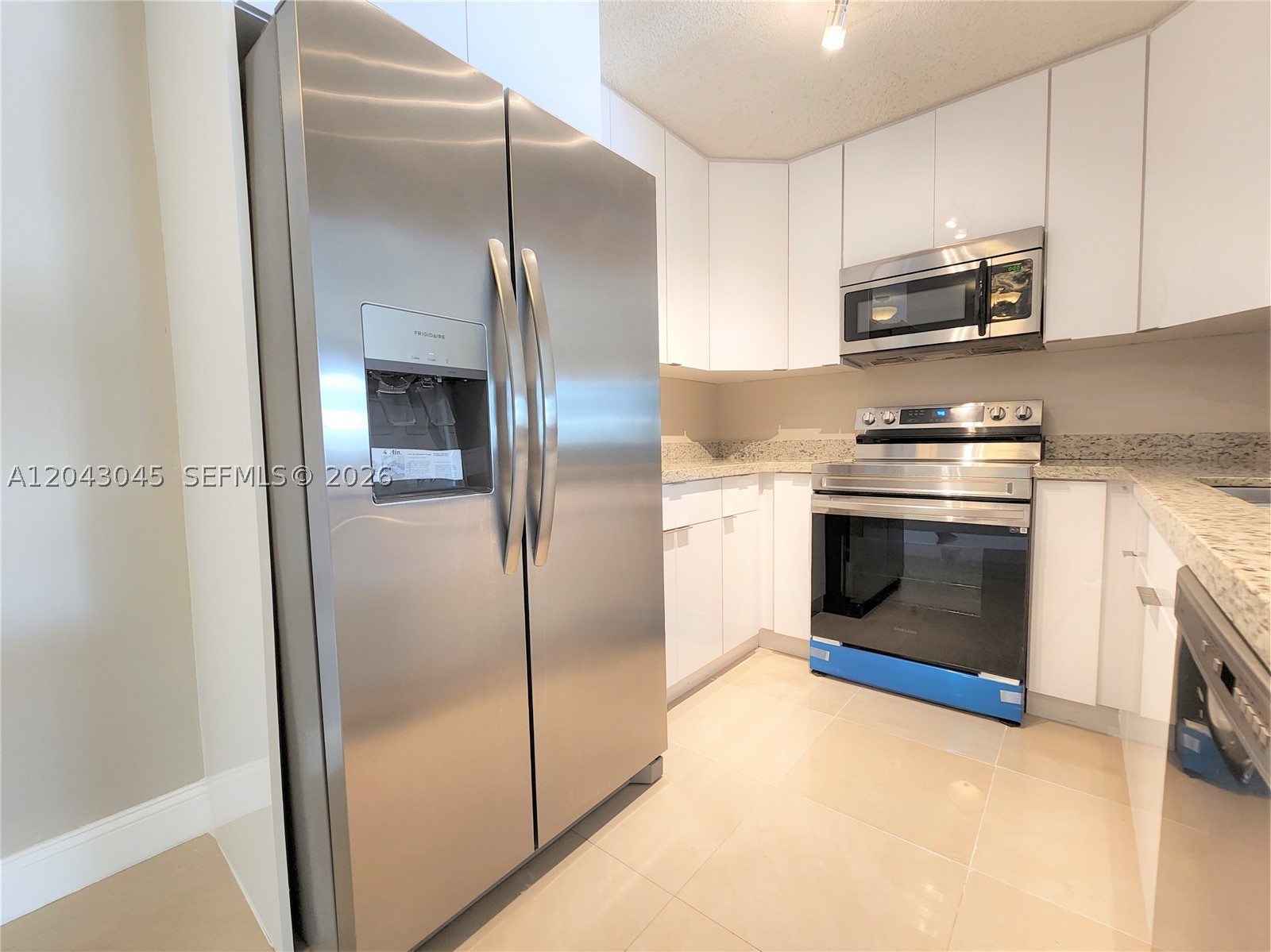 PALMS OF PEMBROKE CONDO - Residential Lease
