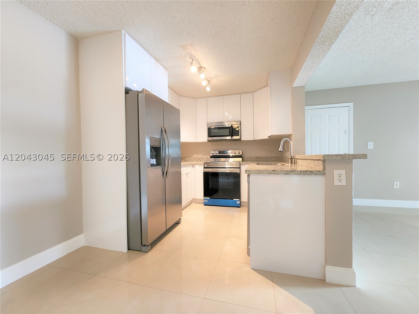 PALMS OF PEMBROKE CONDO - Residential Lease