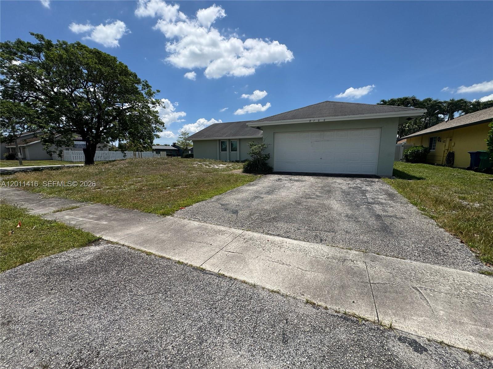 Short Sale Opportunity! Spacious single-story home featuring an open floor plan with high ceilings, large living areas, and a 2-car garage. The kitchen offers ample cabinetry and flows into the dining area.
Property includes a generous backyard with potential for outdoor upgrades. Located in an established neighborhood with convenient access to major roads and shoppings.
Great opportunity for those looking to customize and add value.