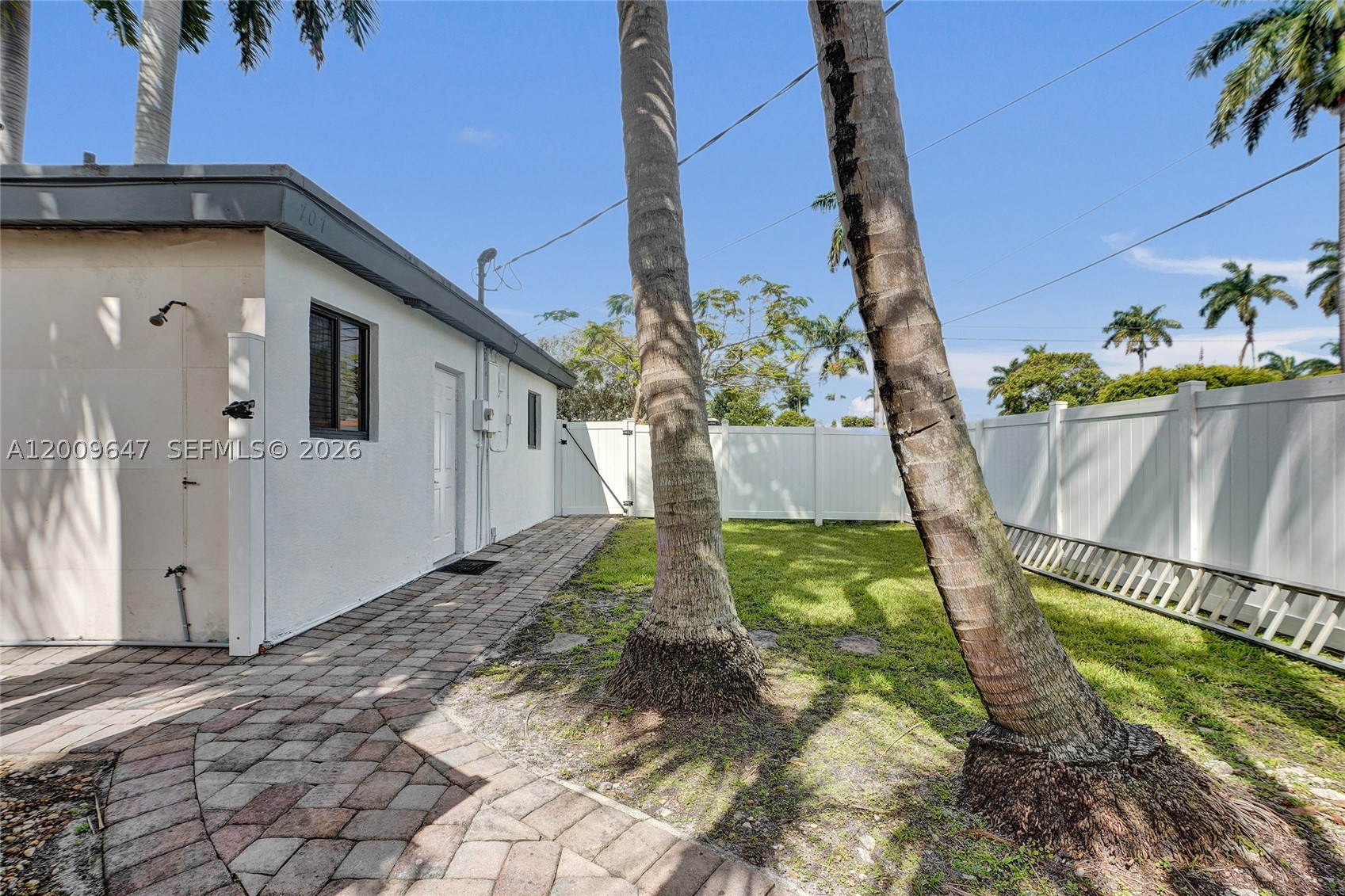 HOLLYWOOD LAKES SECTION - Residential