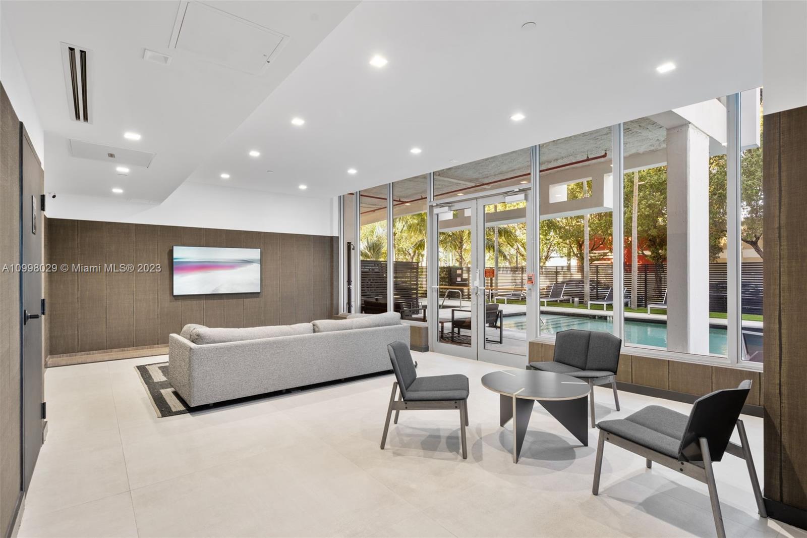 THE HIGHLANDS CONDO - Residential