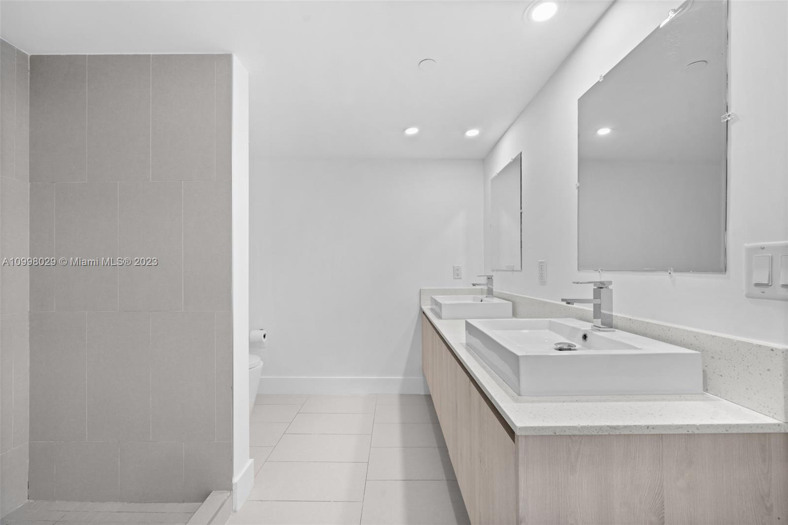 THE HIGHLANDS CONDO - Residential
