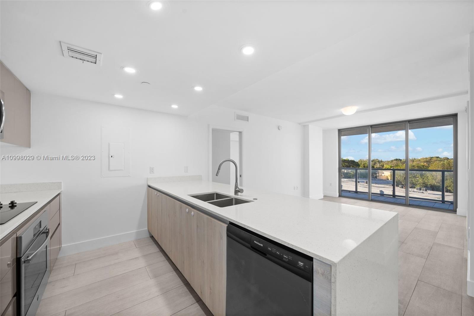 THE HIGHLANDS CONDO - Residential