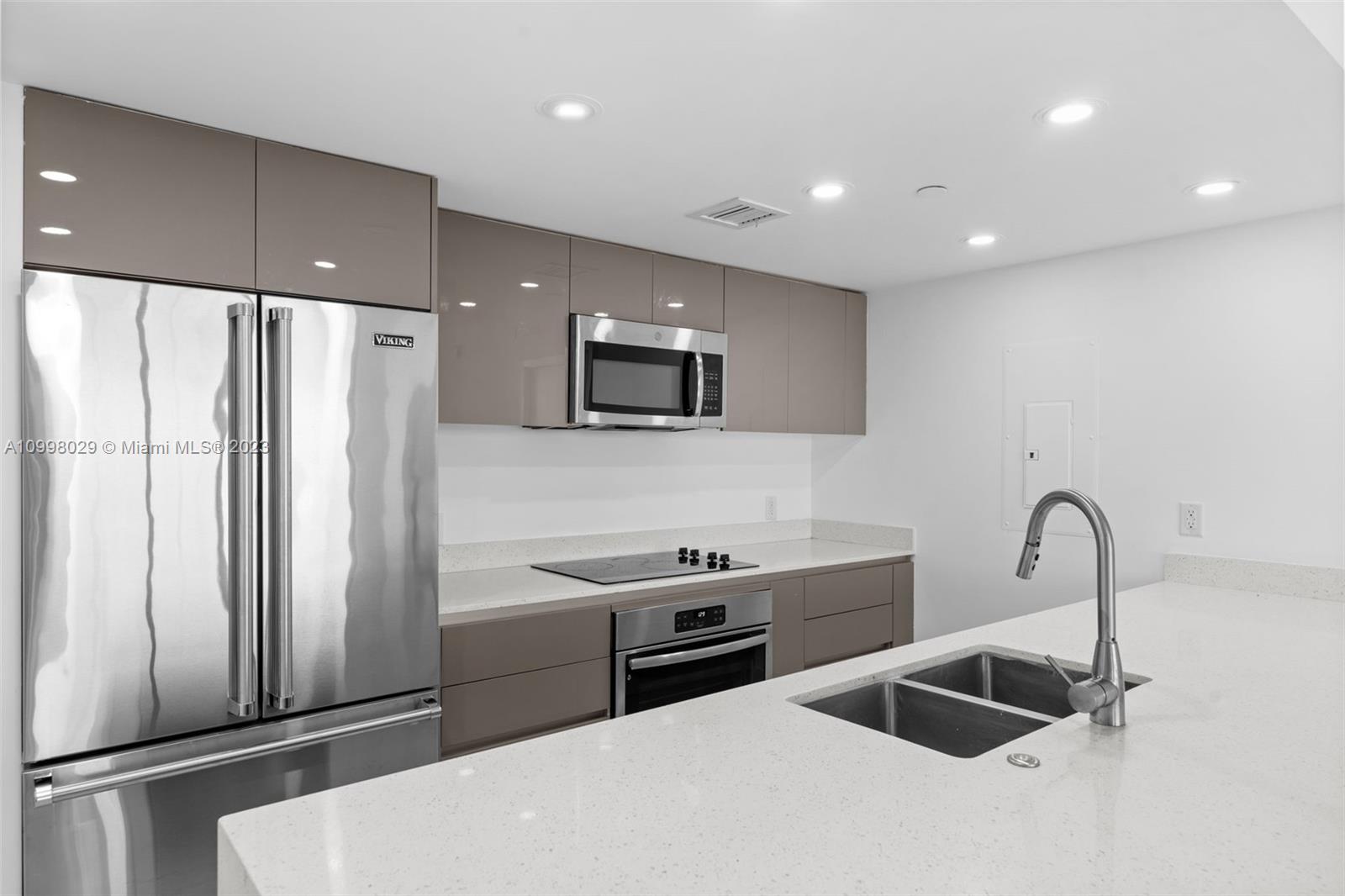 THE HIGHLANDS CONDO - Residential