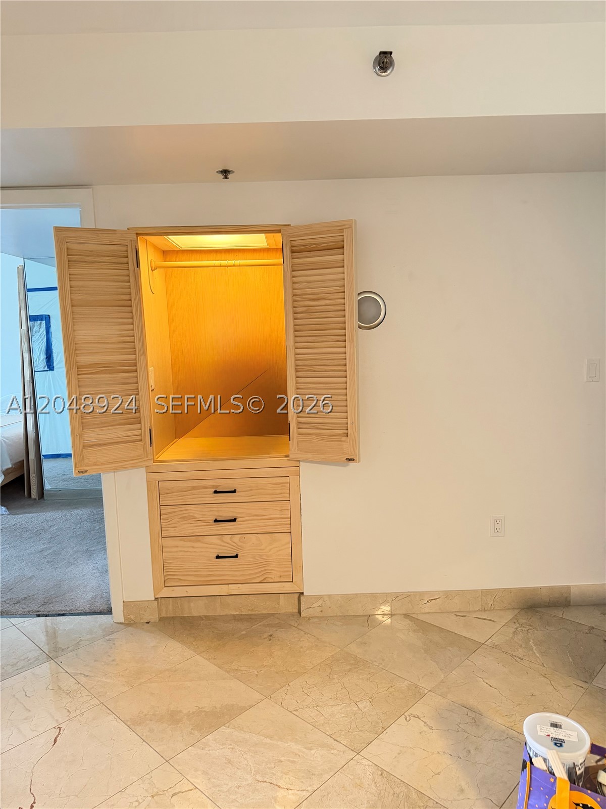 SUMMIT CONDO - Residential
