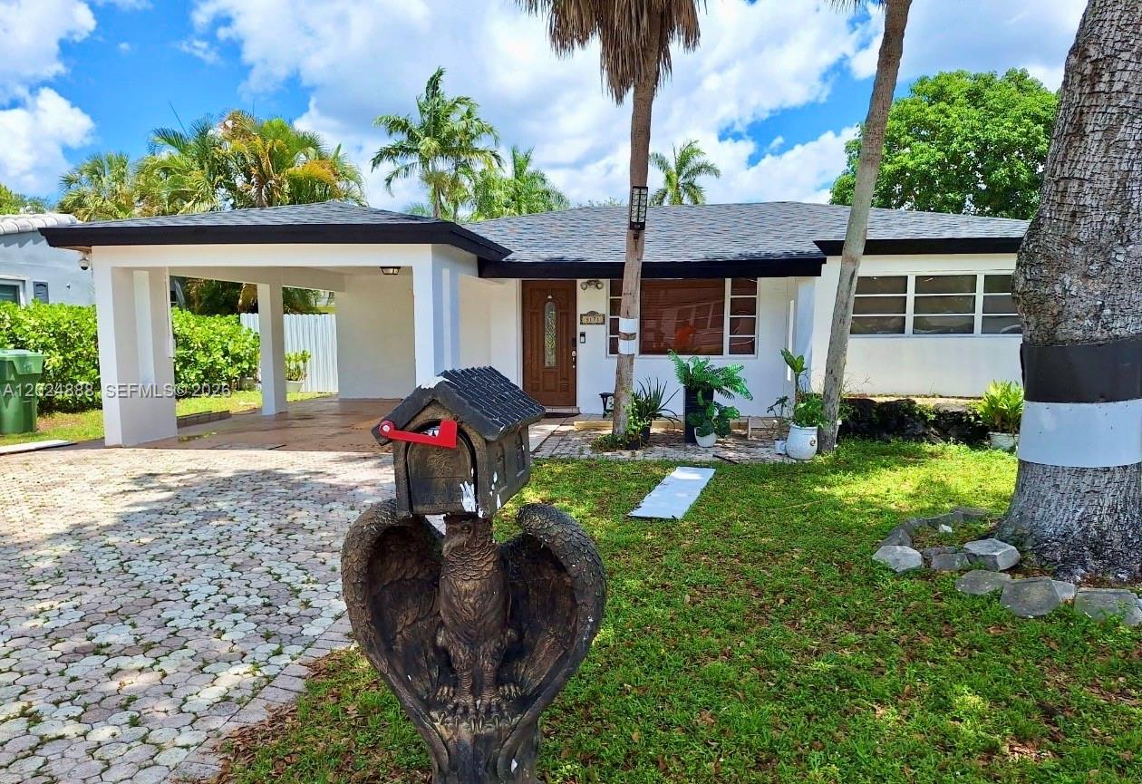Beautiful single family home located in fort Lauderdale. spacious layout with large backyard, driveway parking, and great location close to schools. shopping, and mayor highways. Excellent opportunity for homeowners or investors.
