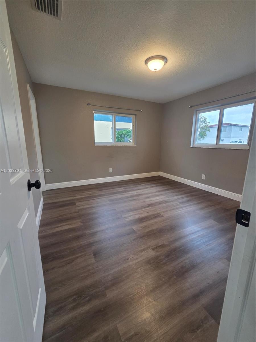 ESQUIRE LAKE EST SEC 2 - Residential Lease