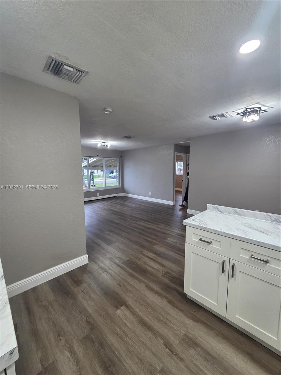 ESQUIRE LAKE EST SEC 2 - Residential Lease