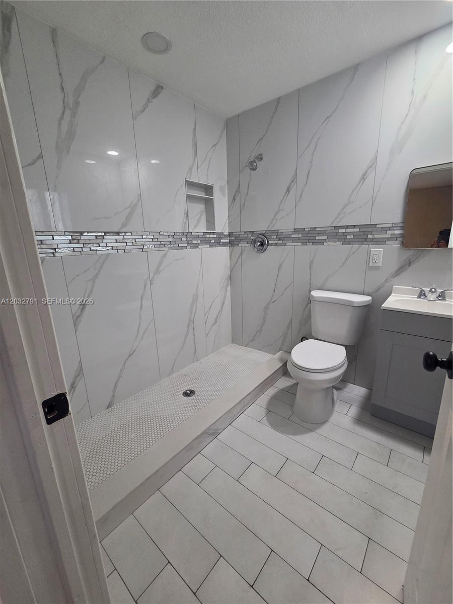 ESQUIRE LAKE EST SEC 2 - Residential Lease