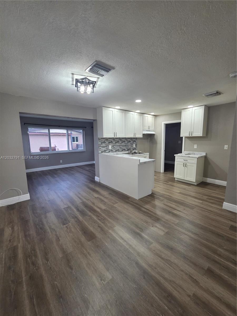 ESQUIRE LAKE EST SEC 2 - Residential Lease