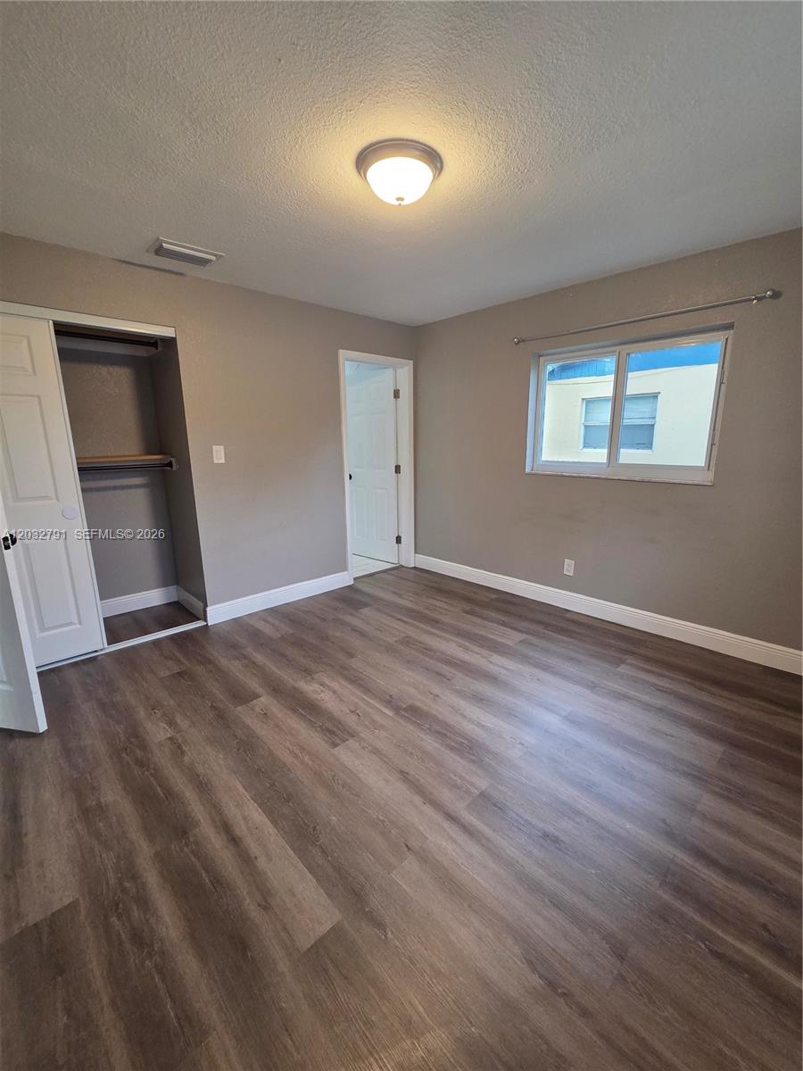 ESQUIRE LAKE EST SEC 2 - Residential Lease