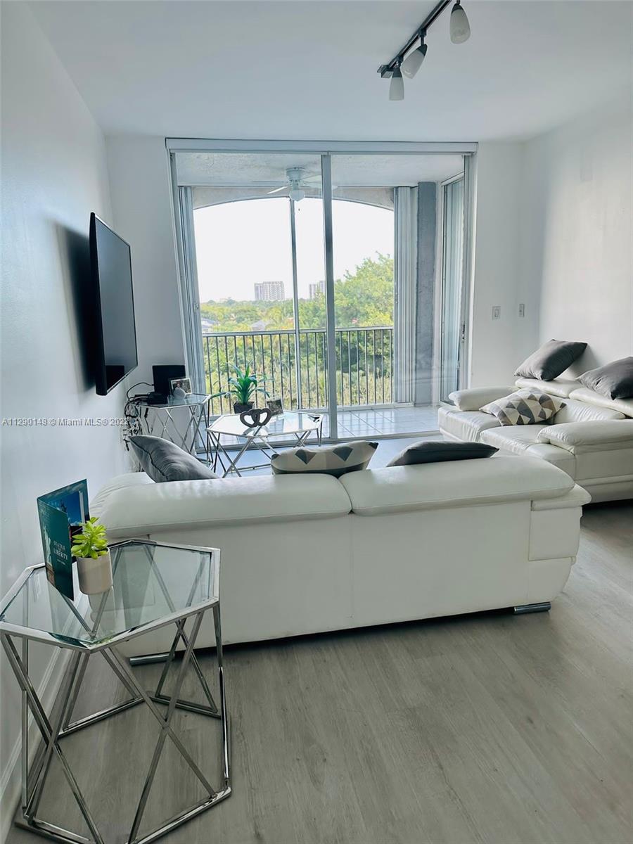 DORAL HOUSE CONDO NO 3 - Residential
