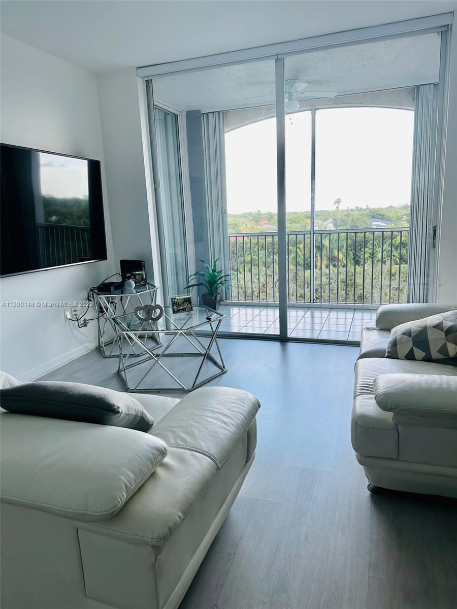 DORAL HOUSE CONDO NO 3 - Residential