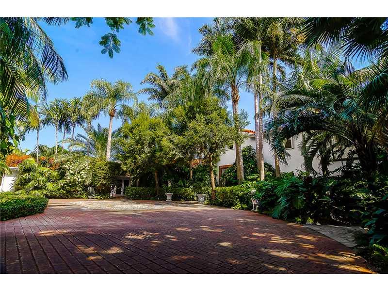 CLASSIC MEDITERRANEAN WATERFRONT ESTATE DESIGNED BY RENOWNWED ARCHITECT RUSSELL PANCOAST. SITUATED ON A DOUBLE LOT W/130' OF WATERFRONT & 6,000 SF OF LIVING AREA. BEAUTIFUL DETAILS ABOUND THROUGHOUT THIS HOME, INCLUDING A 2-STORY GRAND LIVING ROOM WITH WO OD BEAMED CEILINGS, KEYSTONE FIREPLACE, WROUGHT IRON GATES & ORIGINAL CLAY TILES. 7 BEDROOMS (3 MASTER SUITES)  & 7 BATHS, GOURMET KITCHEN, LUSHLY LANDSCAPED W/INTIMATE STONE WALKWAYS, NEW DOCK W/POWER SUPPLY & 2 BOAT LIFTS, LARGE POOL & CIRCULAR DRIVE.