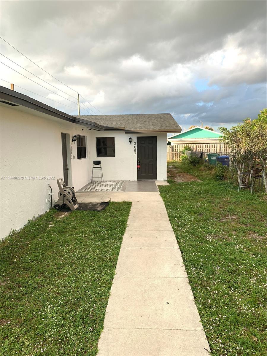 2 bedroom 1 bathroom duplex for rent. Property has a back yard and central A/C. Freshly painted and move-in ready.