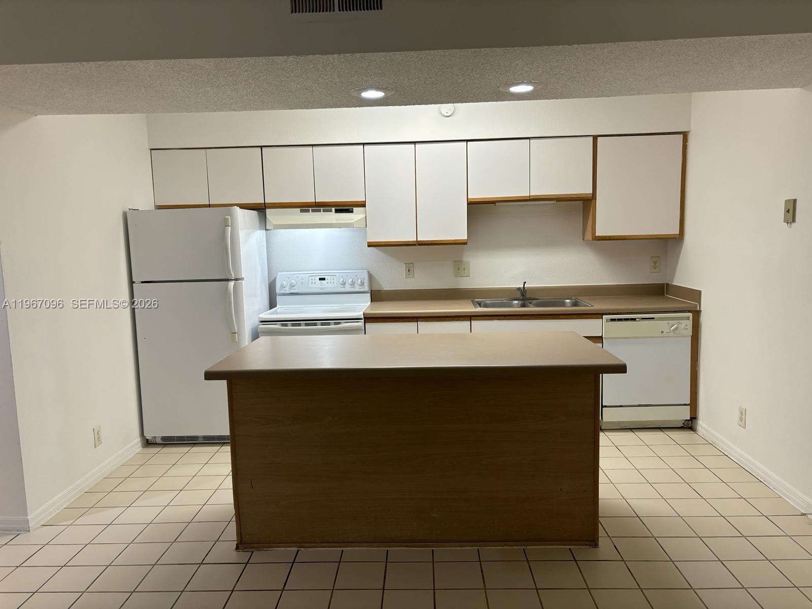 WINDWARD LAKES CONDO - Residential