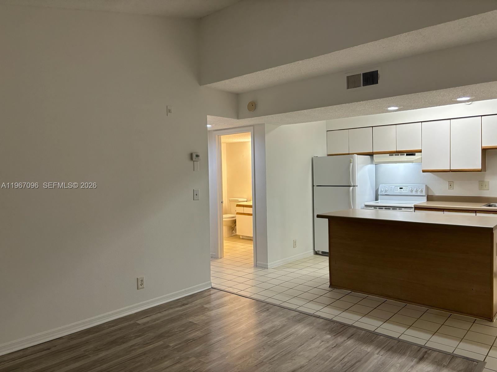 WINDWARD LAKES CONDO - Residential