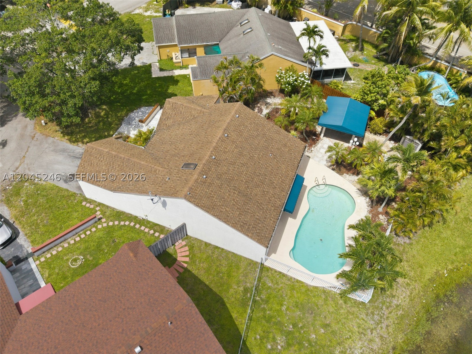 AVALON LAKES - Residential