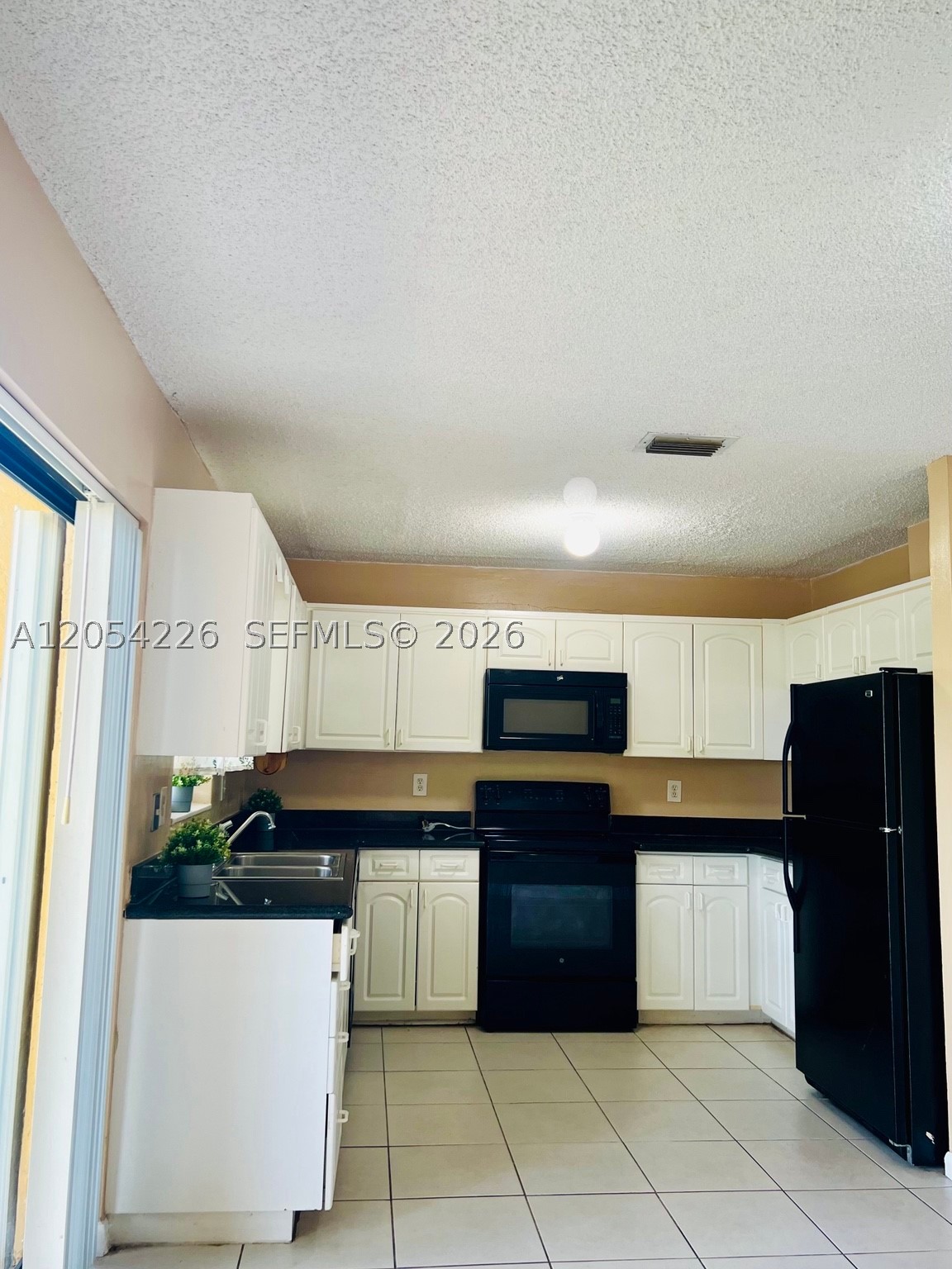 LAKESHORE CLUB - Residential Lease
