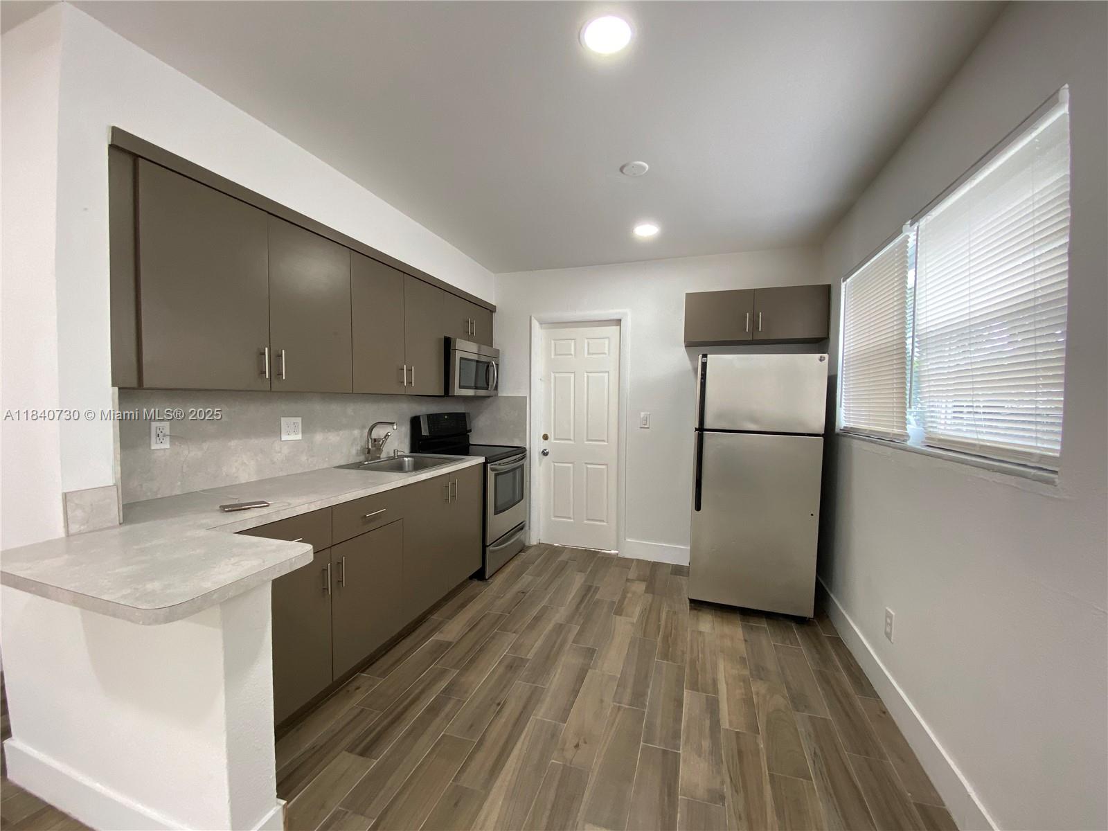 DIXIE HIGHWAY TRACK - Residential Lease