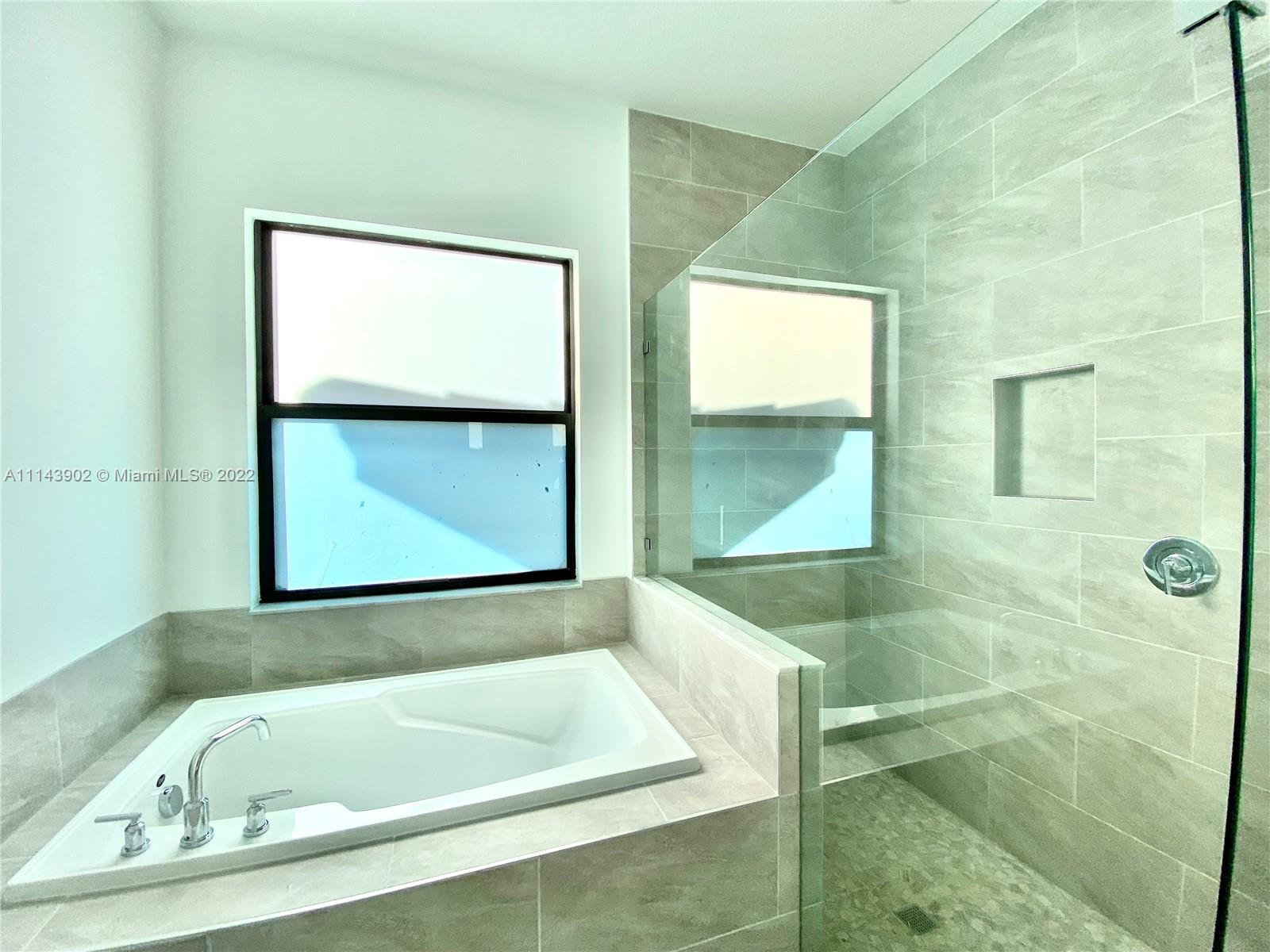 PARKLAND BAY - Residential