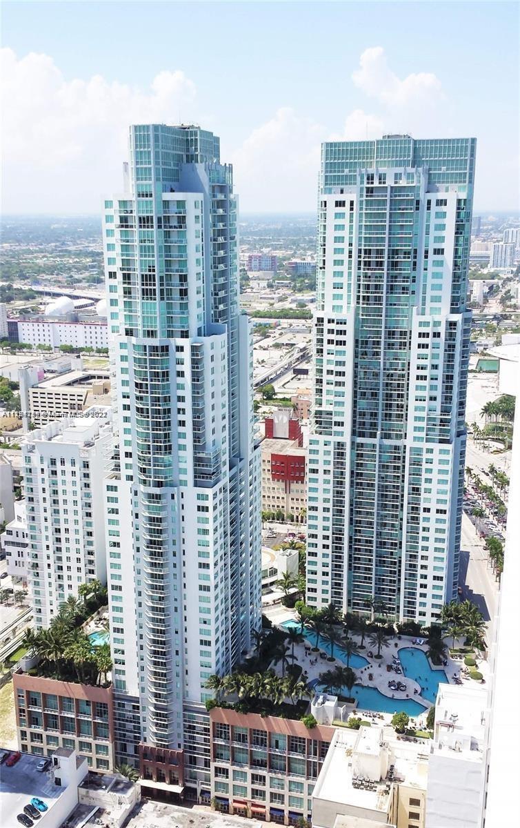 Amazing apartment 3/3, with top quality appliances in a luxury building in the heart of Miami Downtown. It includes SPA, gym, pool, pool service, club room and more. Walk distance to Bayside, one of the most spectacular waterfront skylines. Walk distance to parks, restaurants and stores. 5 minutes far from Miami Beach. Very close to Brickell City Center, Wynwood and I-95.