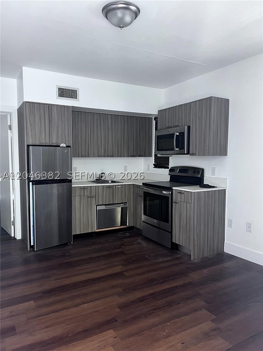 Great renovated 1-bedroom, 1-bathroom condo in a Prime location. Enjoy the benefit of an exceptionally low monthly HOA for the area, with no special assessments.
This property is currently tenant-occupied, providing immediate rental income from the day of closing. Located in a rapidly growing neighborhood, it also offers excellent flexibility for investors, with the ability to rent every 30 days.
Just steps from the beach, upscale dining, and premier shopping, this is an outstanding opportunity for both investors and future homeowners seeking a property in one of the area's most sought-after locations.