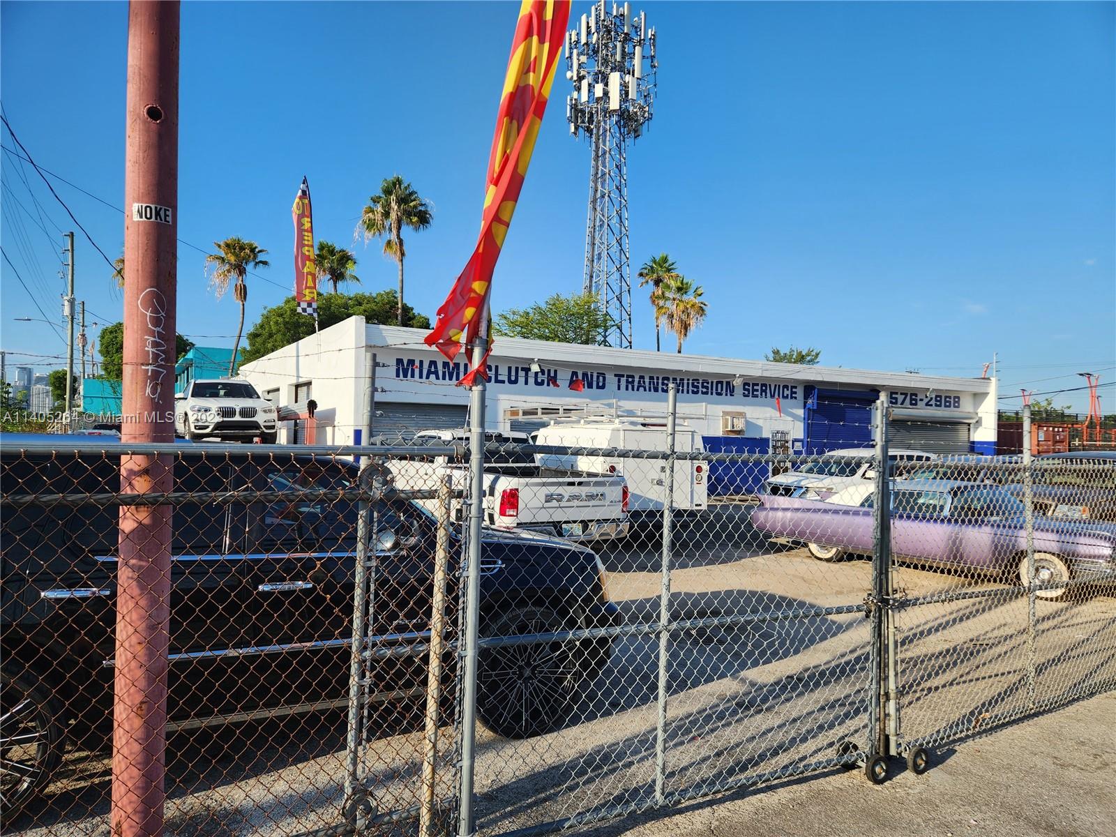 ATTENTIONS BUILDERS, DEVELOPERS, INVESTORS Development opportunity Wynwood area and Omni Area, a month-to-month $ 3000 INCOME  mechanic shop, can receive income while planning the development. Ft Do not Disturb the tenant's drive-around before sending the LOI. see attachment zone T6 8,