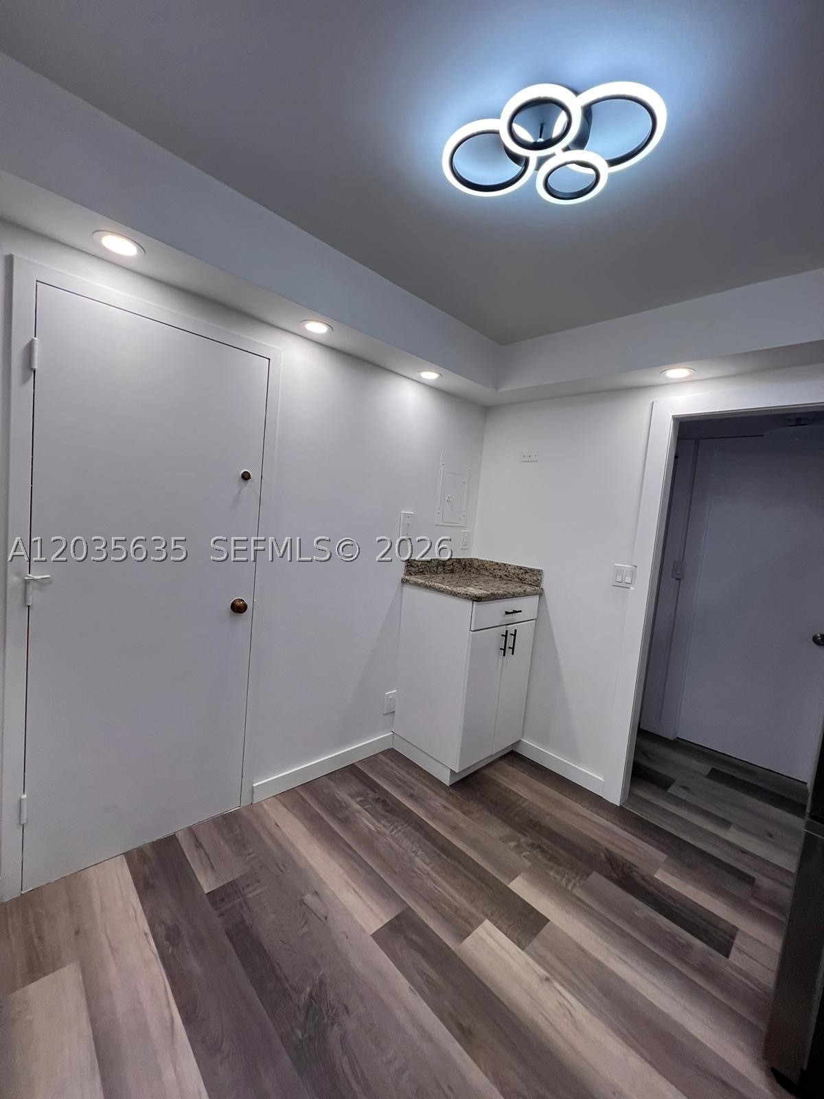 HALLMARK OF HOLLYWOOD CON - Residential