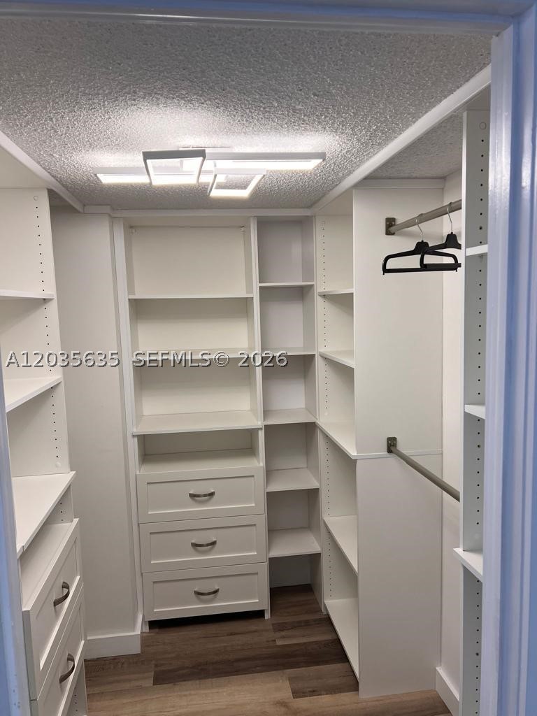 HALLMARK OF HOLLYWOOD CON - Residential