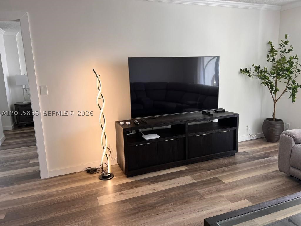 HALLMARK OF HOLLYWOOD CON - Residential