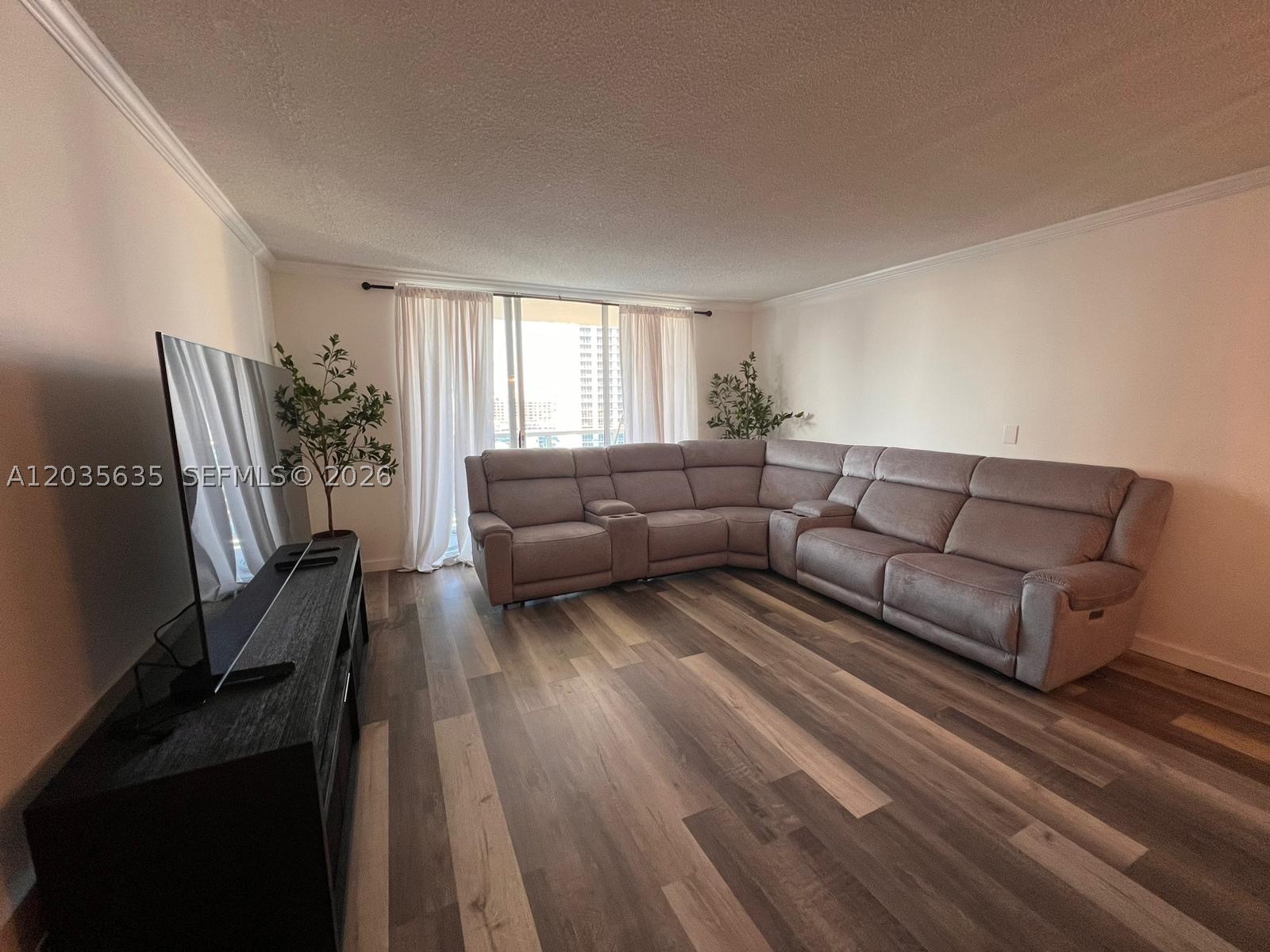 HALLMARK OF HOLLYWOOD CON - Residential
