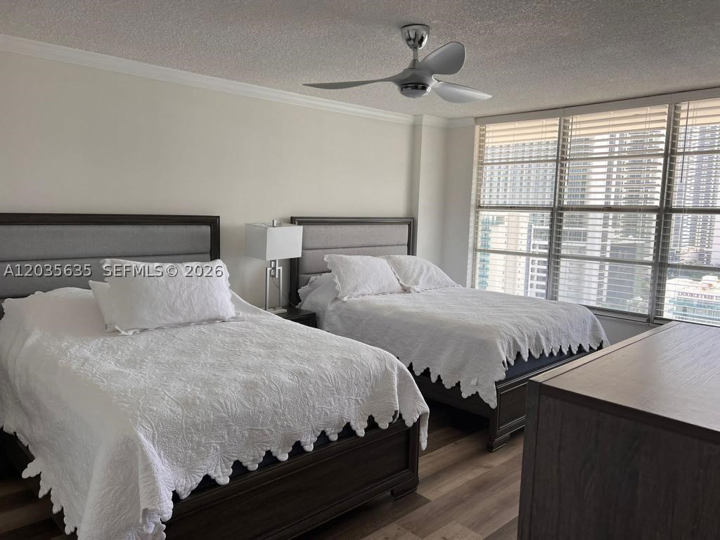 HALLMARK OF HOLLYWOOD CON - Residential