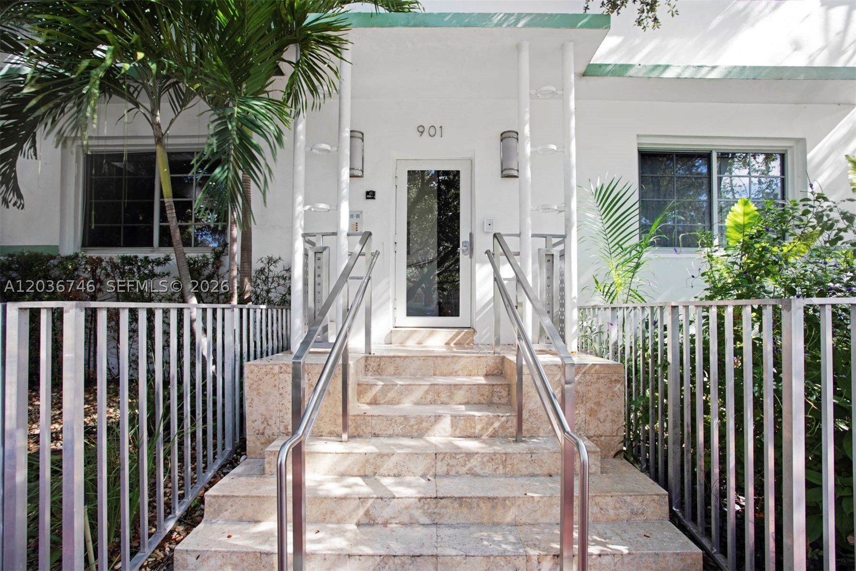 Lovely Garden apartment - South of Fifth,  Walk to South Point Elementary or to Base Camp School,  located in a warm residential area, pedestrian friendly, walk to the beach and many restaurants in 10 minutes,  Excellent street parking with annual permit.