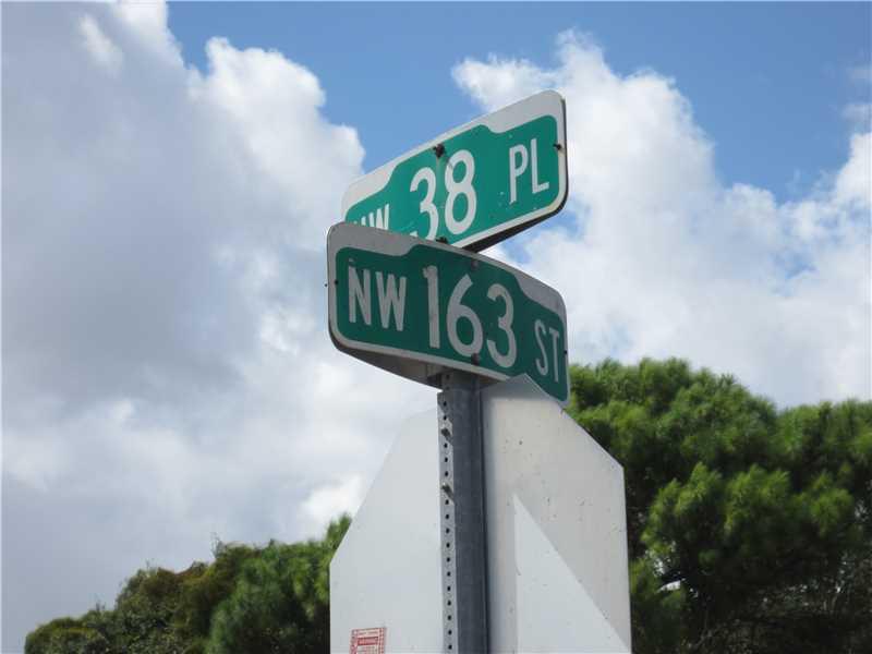 17 52 41 VENETIAN GARDENS - Residential Lease