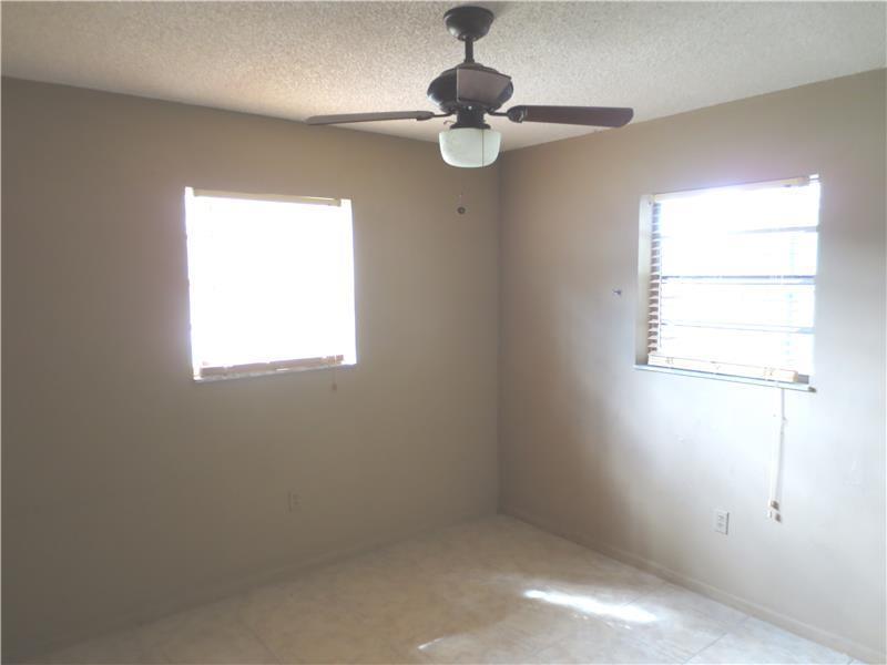 17 52 41 VENETIAN GARDENS - Residential Lease