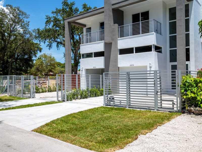 New modern townhouse. High quality finishings, great location in West Grove. Italian design kitchen, imported ceramic floors, quartz counter tops, completion date August 2015.