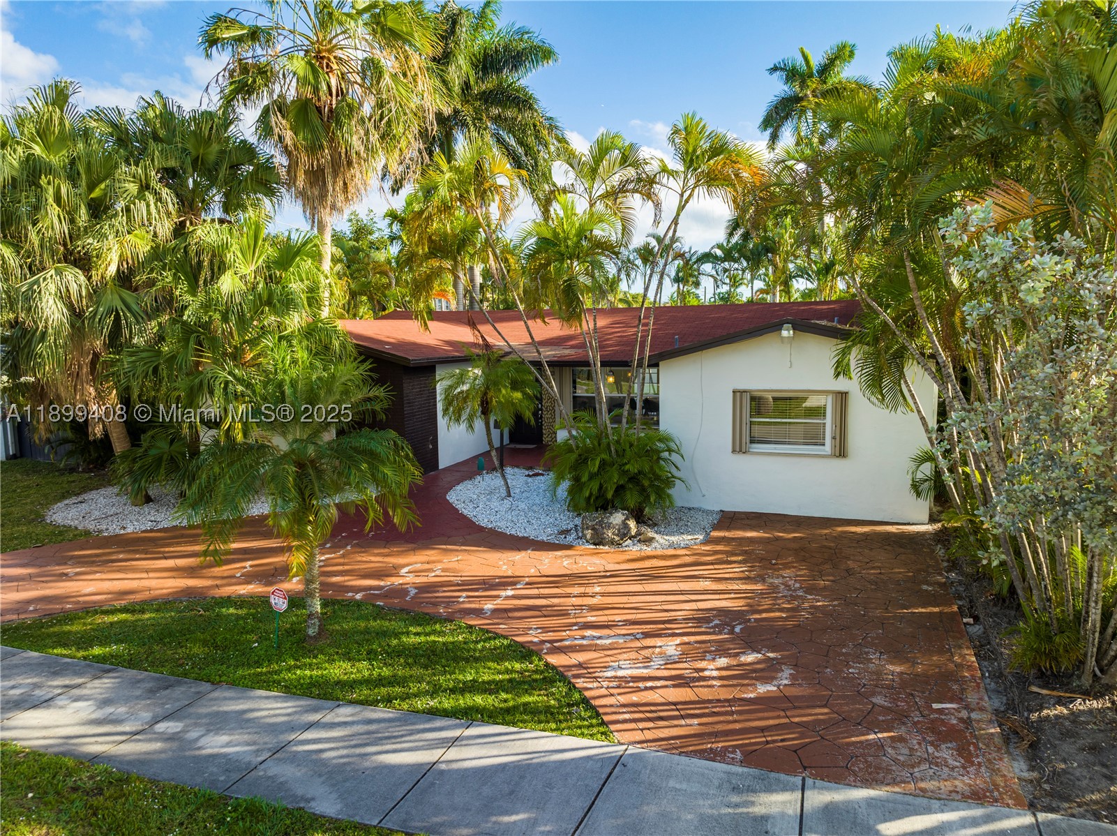 COUNTRY CLUB HOMES - Residential