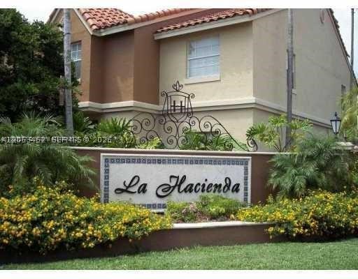 Bright, spacious and private 1 bedroom, 1 bathroom townhouse condo park view in the greater community La Hacienda Country Club of Miami. High ceiling. Pool, gym, tennis courts. Lovely, comfy, private layout with washer and dryer in the unit. It is located in a 24/7 secured neighborhood, conveniently close to major roads and highways, amazing shopping centers, markets, and restaurants!