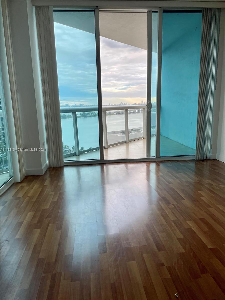 GREAT RENTAL RATE. GREAT INVESTMENT Fantastic apartment, great building and dynamic location! Live close to everything in this bright and airy one bedroom apartment with beautiful water views. The Platinum is a young, modern and impeccable full service building offering 24-hrs concierge, security, heated lap-pool, jacuzzi, BBQ-area, gym,clubroom, outdoor lounge and SPA. Easy showing, fast condo approval. Well kept amenities and excellent centric location.