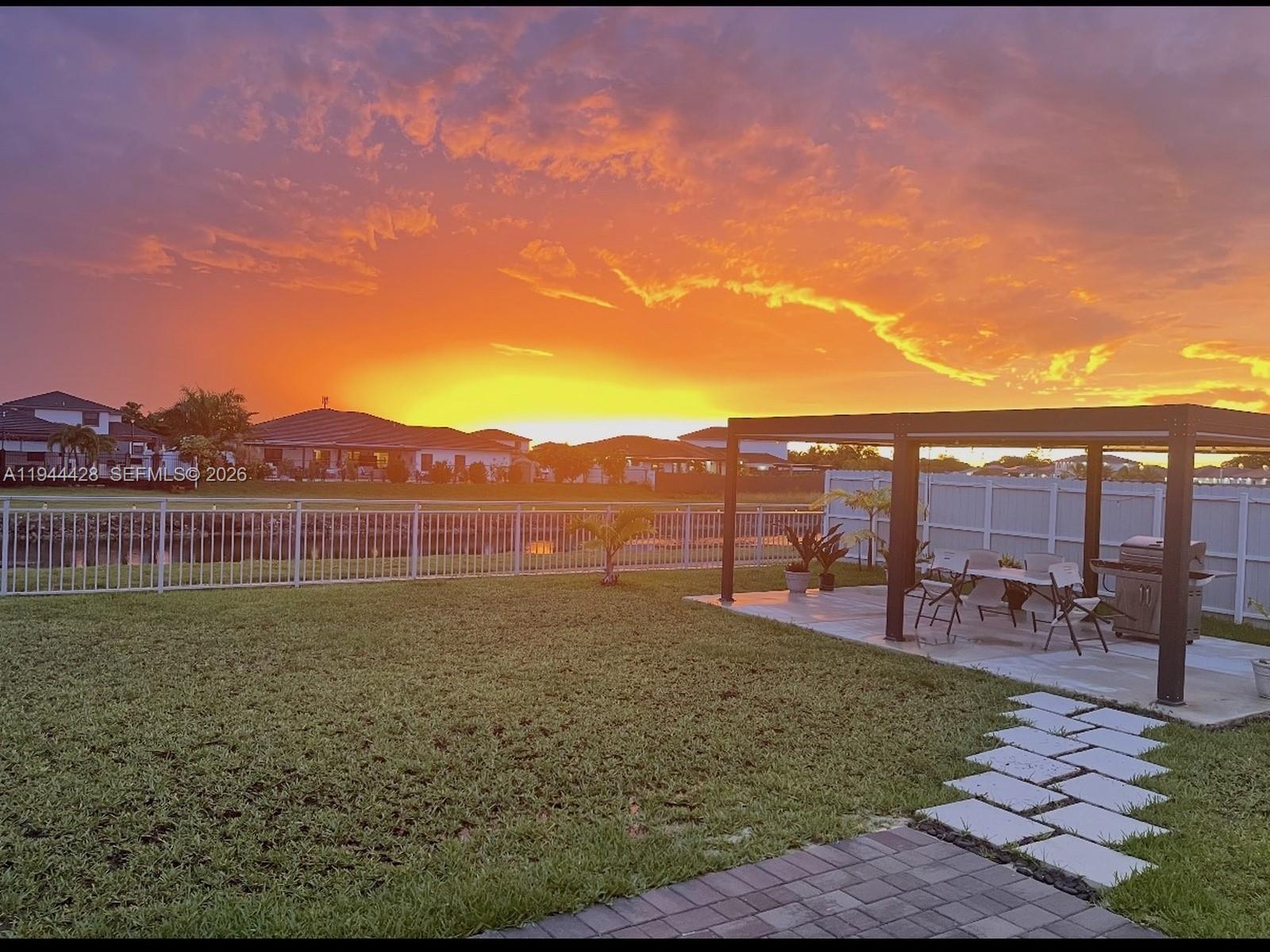 VALENCIA ACRES - Residential