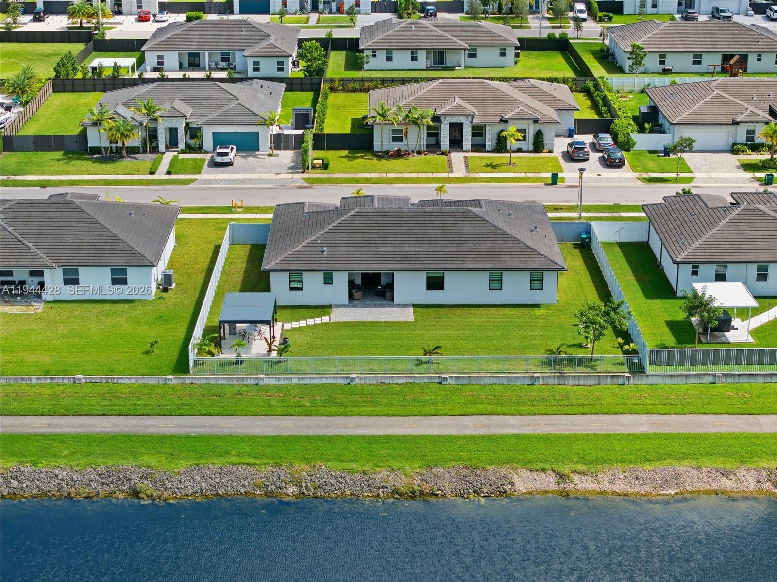 VALENCIA ACRES - Residential