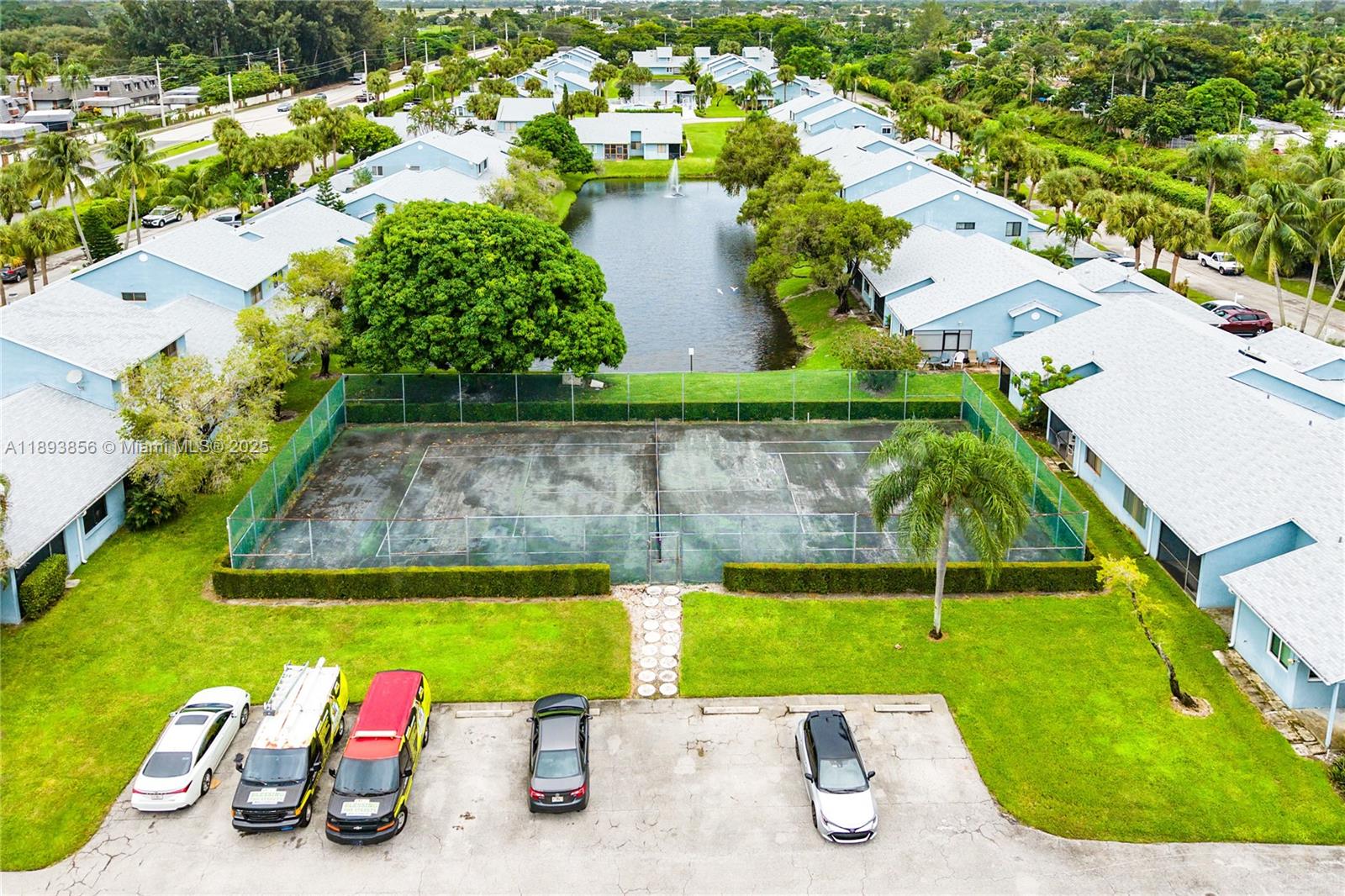 ISLAND CLUB - Residential