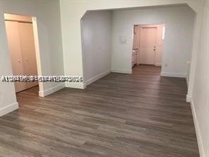 Studio unit with updated kitchen and bathroom.  Close to beaches , shops and restaurants