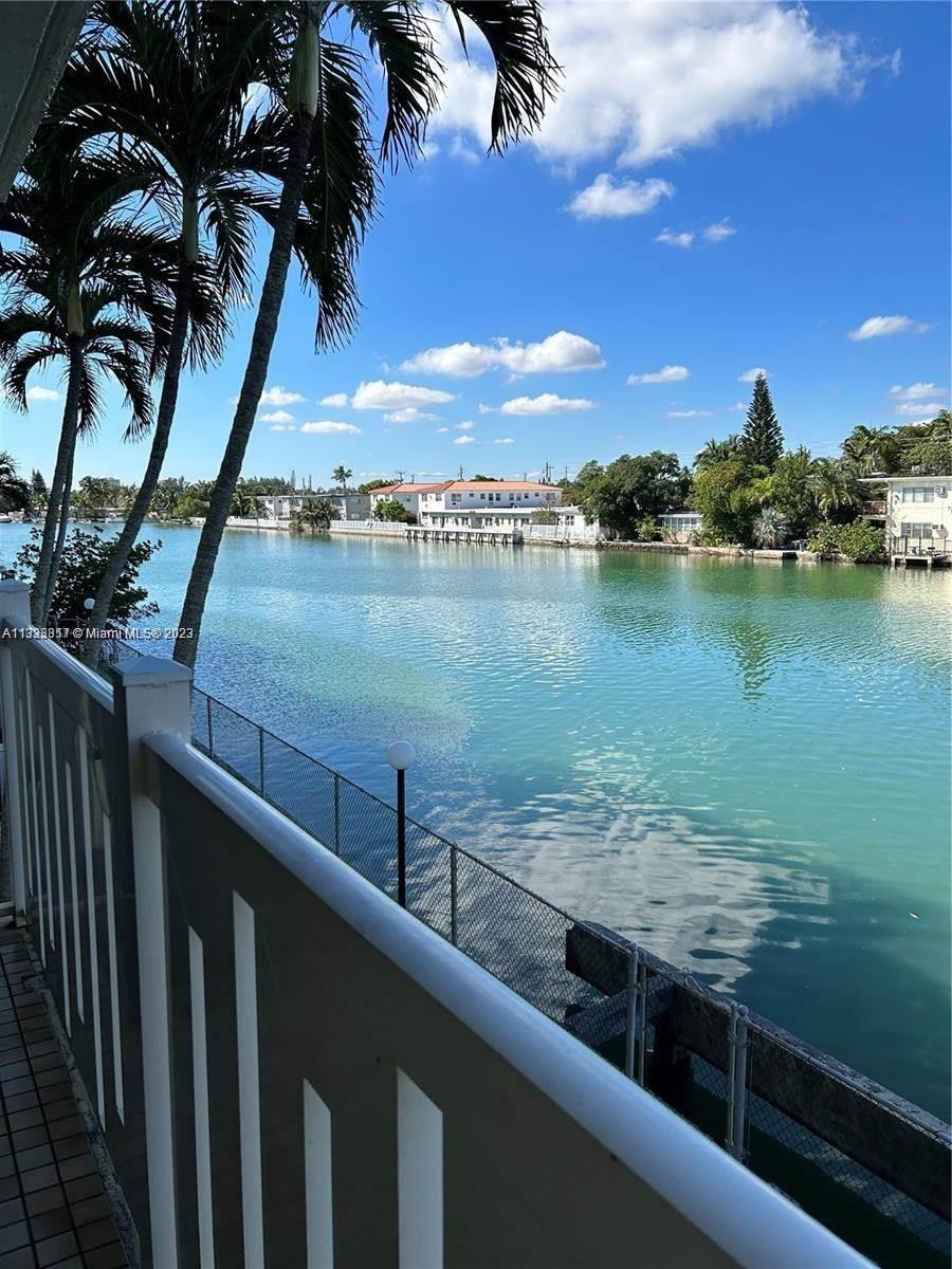 Beautiful apartments 2 bedrooms 1 bathroom 1 half bath, breathtaking water view. 
Excellent location.
Available on April 2023