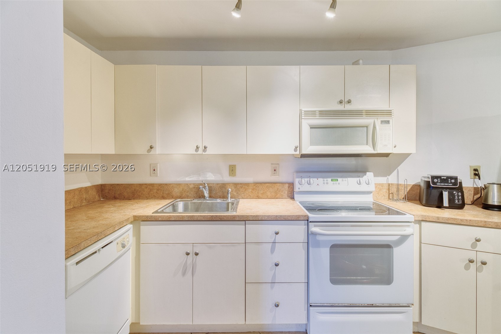 OCEANVIEW PARK CONDO - Residential Lease