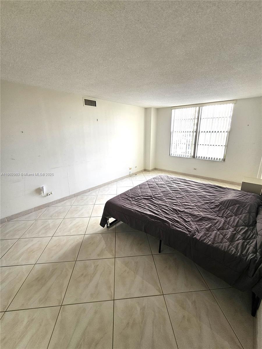 WINSTON TOWER 300 CONDO - Residential